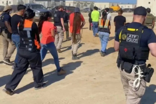 होमलैंड सिक्योरिटी के अधिकारी के अनुसार, शुक्रवार को जॉर्जिया के एलाबेल में एक निर्माण स्थल से 475 लोगों को गिरफ्तार किया गया। इनमें से अधिकांश दक्षिण कोरियाई नागरिक हैं। फोटो साभार -अल्कोहल, तंबाकू, आग्नेयास्त्र और विस्फोटक ब्यूरो