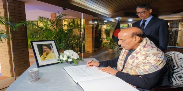 বাংলাদেশ উচ্চায়ুক্তত ভ্ৰমণ ৰাজনাথ সিঙৰ খালেদা জিয়ালৈ শ্ৰদ্ধাঞ্জলি