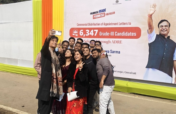 गुवाहाटीः प्रसन्नता व्यक्त करते नियुक्ति पाने वाले युवा