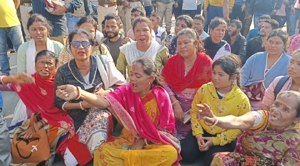 উত্তপ্ত কোকৰাঝাৰ : কোকৰাঝাৰ সদৰ থানা ঘেৰাও : পথ অৱৰোধ ৷