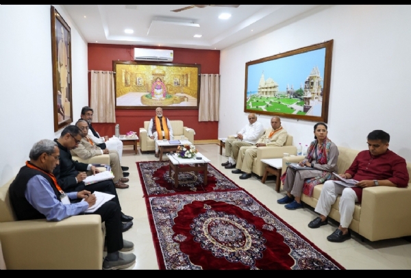 श्री सोमनाथ ट्रस्ट के सदस्यों के साथ बैठक करते हुए प्रधानमंत्री मोदी श्री सोमनाथ ट्रस्ट के सदस्यों के साथ बैठक करते हुए प्रधानमंत्री मोदी