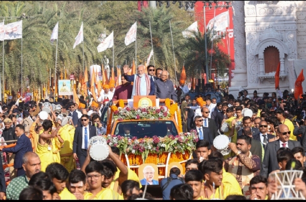 यात्रा में लोगों का अभिवादन स्वीकार करते हुए प्रधानमंत्री मोदी यात्रा में लोगों का अभिवादन स्वीकार करते हुए प्रधानमंत्री मोदी