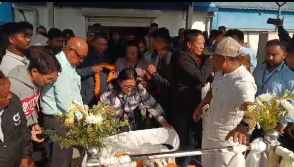 अंतिम श्रद्धांजलि देते प्रशांत तामांग को परिवार के सदस्य अंतिम श्रद्धांजलि देते प्रशांत तामांग को परिवार के सदस्य