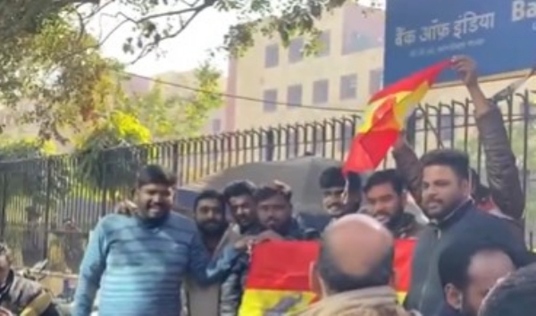 पेशी के दौरान अभिनेता विजय के समर्थक