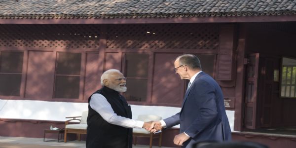 প্ৰধানমন্ত্ৰী মোডী আৰু জাৰ্মান চ্যান্সেলৰ গান্ধী আশ্ৰম ভ্ৰমণ, মহাত্মা গান্ধীলৈ শ্ৰদ্ধাঞ্জলি