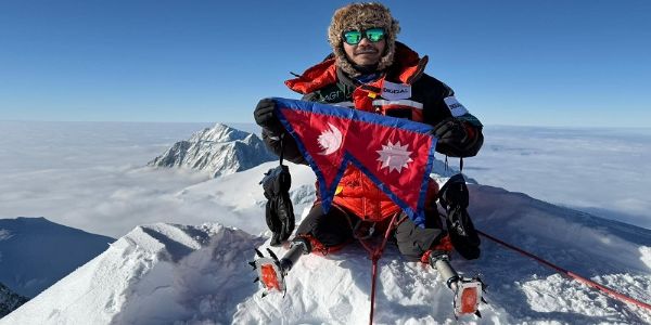 নেপালৰ প্ৰাক্তন গোৰ্খা জোৱান তথা বিশেষভাৱে সক্ষম পৰ্বতাৰোহী হৰি বুঢ়া মাগৰৰ সাতখন মহাদেশৰ সৰ্বোচ্চ শৃংগত দেশৰ পতাকা উত্তোলন কৰি ইতিহাস সৃষ্টি
