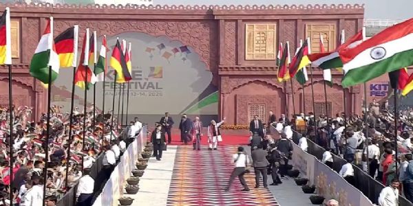 সাবৰমতীত চিলা মহোৎসৱঃ প্ৰধানমন্ত্ৰী নৰেন্দ্ৰ মোডীৰ সৈতে হনুমান চিলা উৰুৱালে জাৰ্মান চ্যান্সেলৰ ফ্ৰেড্ৰিখ মেৰ্জে