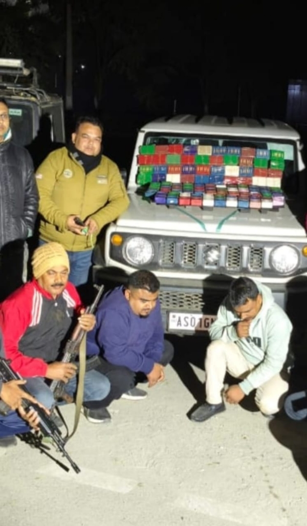 भारी मात्रा में हेरोइन के साथ गिरफ्तार दो तस्करों की तस्वीर।