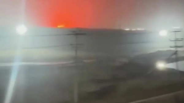 कॉक्स बाजार के मातरबाड़ी थर्मल पावर प्लांट में आग सोमवार रात लगभग सवा नौ बजे लगी। फोटो - ढाका ट्रिब्यून