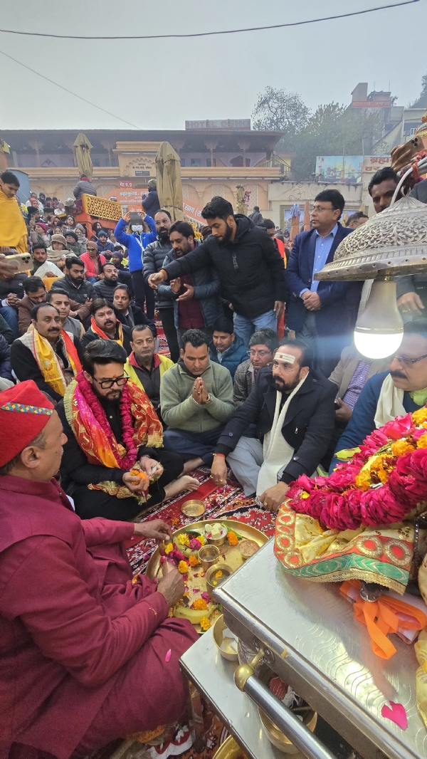 गंगा पूजन करते अनुराग ठाकुर गंगा पूजन करते अनुराग ठाकुर