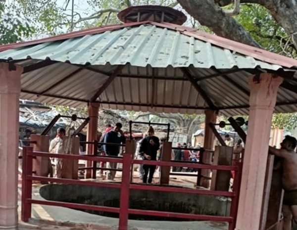 भरतकूप में मकर संक्रांति पर लोग कर रहे स्नान।