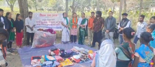 টীয়ক ক্লথ বেংকৰ উদ্যোগত বস্ত্ৰ বিতৰণ কাৰ্যসূচী ।