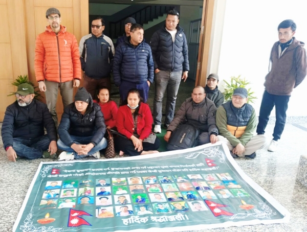 प्रधानमंत्री कार्यालय के मुख्य द्वार पर धरना