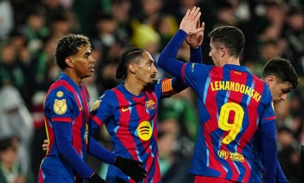 रेसिंग सैंटेंडर और बार्सिलोना के बीच मैच का दृश्य