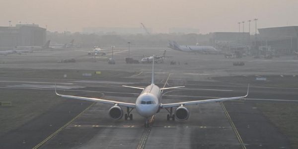 ঘন কুঁৱলীৰ বাবে দিল্লীত বিমান চলাচলত বিলম্ব, পলমকৈ চলিছে ১৭৭খন ৰে’ল