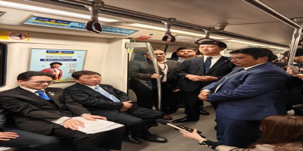 জাপানৰ বৈদেশিক মন্ত্ৰীৰ দিল্লী মেট্ৰ’ পৰিভ্ৰমণ