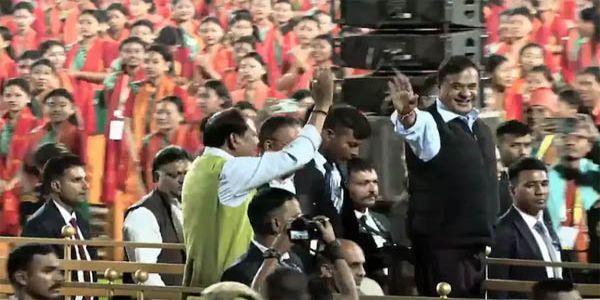 বাগুৰুম্বা পৰিৱেশন কৰা শিল্পীক ২৫,০০০ টকা আৰু প্ৰশিক্ষকসকলক ৫০ হাজাৰ টকাকৈ ধনৰাশি