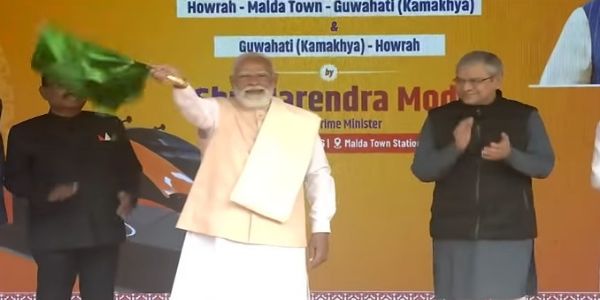 দেশত প্ৰথমখন বন্দে ভাৰত শয়ন ৰে’ল, প্ৰধানমন্ত্ৰীয়ে পতাকা জোকাৰি কৰিলে শুভাৰম্ভ