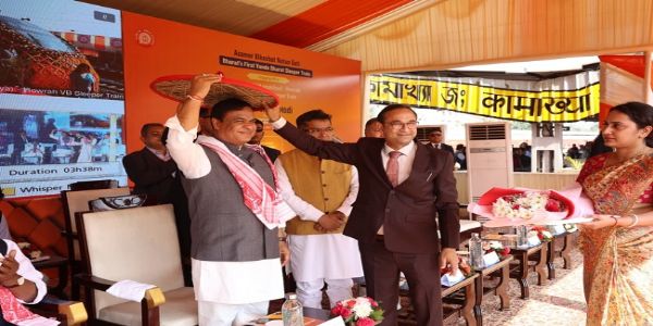 পশ্চিমবংগৰ মালদাৰ পৰা দেশৰ প্ৰথমখন বন্দে ভাৰত শ্লীপাৰ ৰে