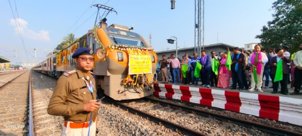 কোকৰাঝাৰত অমৃত ভাৰত স্লীপাৰ এক্সপ্ৰেছক উষ্ম আদৰণি ।