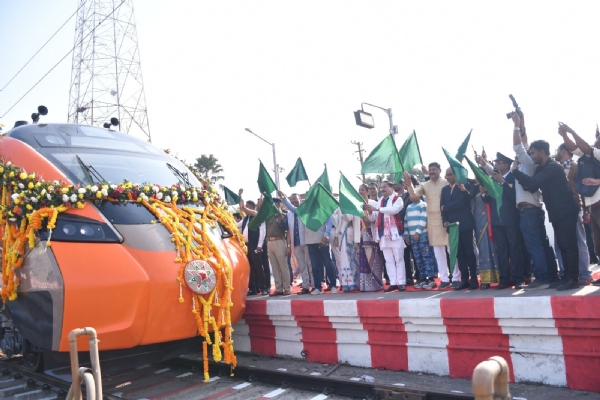 असम: नई ट्रेन के स्वागत का दृश्य