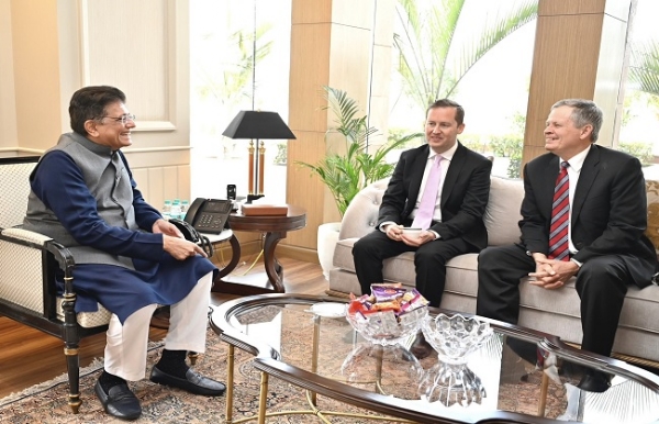 अमेरिकी सीनेटर स्टीव डेन्स और राजदूत सर्जियो गोर से मुलाकात करते पीयूष गोयल