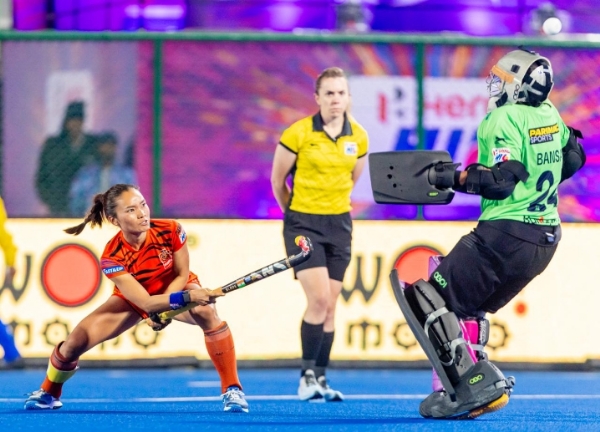 शॉट लगातीं लालरेमसियामी