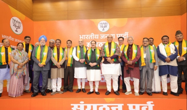 नितिन नबीन का नामांकन दाखिल करते रक्षा मंत्री राजनाथ सिंह, गृह मंत्री अमित शाह, केंद्रीय मंत्री जेपी नड्डा, नितिन गडकरी सहित पार्टी के कई वरिष्ठ नेता