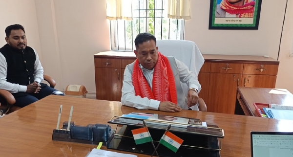 পাগলাবাবা মন্দিৰত পূজা-অৰ্চনা কৰি কাৰ্য্যালয়ত উপস্থিত বিটিচিৰ ভাৰপ্ৰাপ্ত কাৰ্য্যবাহী পাৰিষদ কৰ্মেশ্বৰ ৰায়।