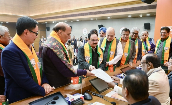 नितिन नबीन का नामांकन दाखिल करते रक्षा मंत्री राजनाथ सिंह, गृह मंत्री अमित शाह, केंद्रीय मंत्री जेपी नड्डा, नितिन गडकरी सहित पार्टी के कई वरिष्ठ नेता