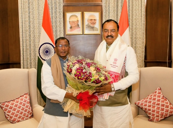 उत्तर प्रदेश के उपमुख्यमंत्री केशव प्रसाद मौर्य 2 जनवरी 2026 को गुवाहाटी (असम) के लोक भवन में असम के राज्यपाल लक्ष्मण प्रसाद आचार्य से मिले।