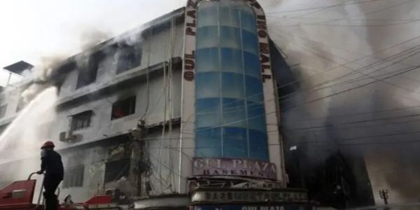 পাকিস্তানৰ কৰাচীৰ শ্বপিং প্লাজাত সংঘটিত অগ্নিকাণ্ডত মৃত্যু হোৱা লোকৰ সংখ্যা ৬১ জনলৈ বৃদ্ধি
