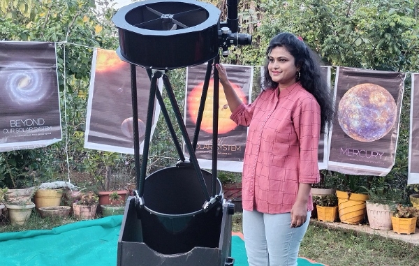 खगोलीय घटना की जानकारी देते हुए सारिका खगोलीय घटना की जानकारी देते हुए सारिका