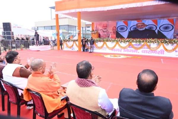 प्रधानमंत्री लोगों को संबोधित कर रहे प्रधानमंत्री लोगों को संबोधित कर रहे