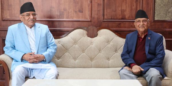 দিল্লীলৈ যোৱাৰ পূৰ্বে অলি আৰু প্ৰচণ্ডৰ মাজত হোৱা সাক্ষাৎকাৰক লৈ ৰাজনৈতিক মহলত চৰ্চা