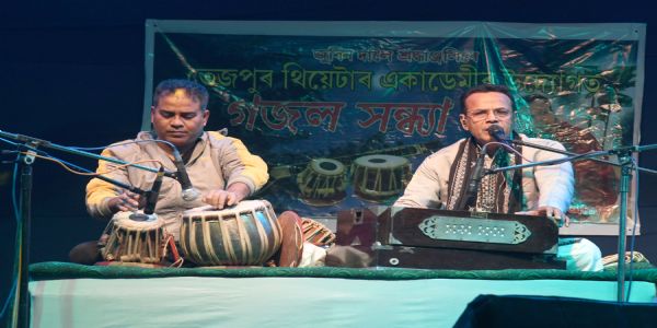 প্ৰাণৰ শিল্পী জুবিন গাৰ্গলৈ শ্ৰদ্ধাঞ্জলি, তেজপুৰত দেৱজিৎ আচাৰ্যৰ গজলৰে উমাল শীতৰ সেমেকা সন্ধ্যা
