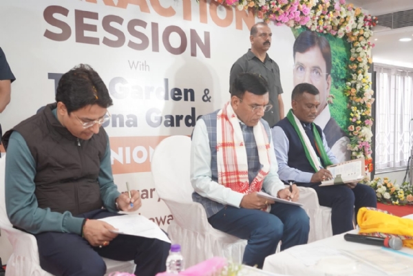 बैठक में सांसद राजू बिष्ट, मनोज तिग्गा के साथ मंच में केंद्रीय श्रम एवं रोजगार मंत्री मनसुख मांडविया