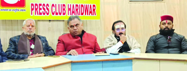 पत्रकारों से वार्ता करते हुए