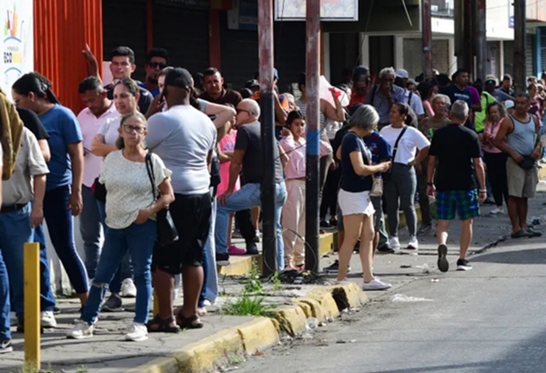 वेनेजुएला की राजधानी काराकस में लोग एक स्टोर पर किराने का सामान लेने के लिए कतारबद्ध। फोटो - इंटरनेट मीडिया वेनेजुएला की राजधानी काराकस में लोग एक स्टोर पर किराने का सामान लेने के लिए कतारबद्ध। फोटो - इंटरनेट मीडिया