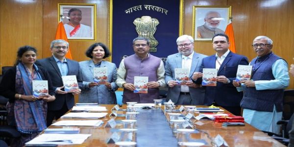 ‘খুতবাত-ই-মোডী’ নামৰ গ্ৰন্থখনে জনসাধাৰণৰ মাজলৈ লৈ যাব প্ৰধানমন্ত্ৰীৰ দেশপ্ৰেম আৰু উন্নয়নৰ বাৰ্তা : ধৰ্মেন্দ্ৰ প্ৰধান