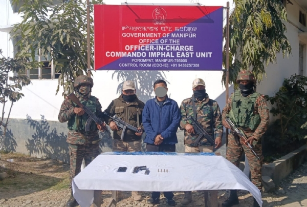 मणिपुर में गिरफ्तार केसीपी (टी) कैडर तथा बरामद हथियारों की तस्वीर।