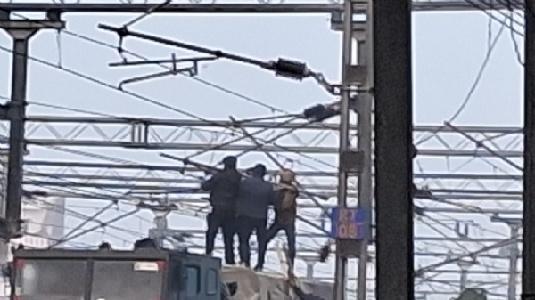 मिलिट्री स्पेशल ट्रेन में रखे हुए  लोड ट्रक ओवरहेड इक्विपमेंट (ओएचई) से टकरा गई जिसकी मरम्मत करते सैन्य जवान