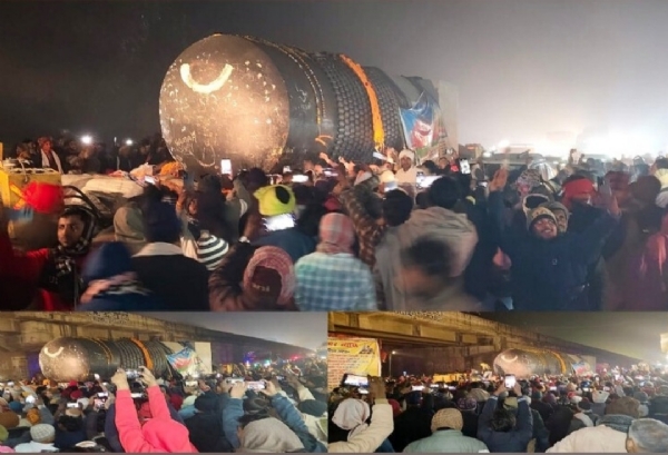 शिवलिंग के दर्शन के लिए पहुंची श्रद्धालुओ की भीड़ शिवलिंग के दर्शन के लिए पहुंची श्रद्धालुओ की भीड़