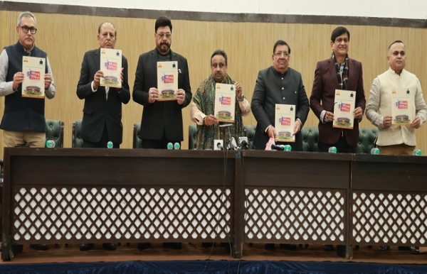 प्रेस कांफ्रेंस को संबोधित करते कैट महामंत्री एवं सांसद प्रवीण खंडेलवाल प्रेस कांफ्रेंस को संबोधित करते कैट महामंत्री एवं सांसद प्रवीण खंडेलवाल