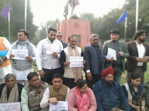 दिल्ली विधानसभा में आतिशी के खिलाफ प्रदर्शन करते भाजपा विधायको