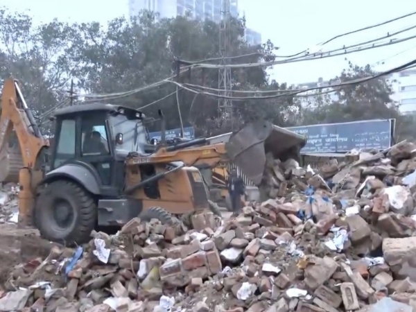 दिल्ली के तुर्कमान गेट के पास से अवैध कब्जे काे हटाने का दृश्य