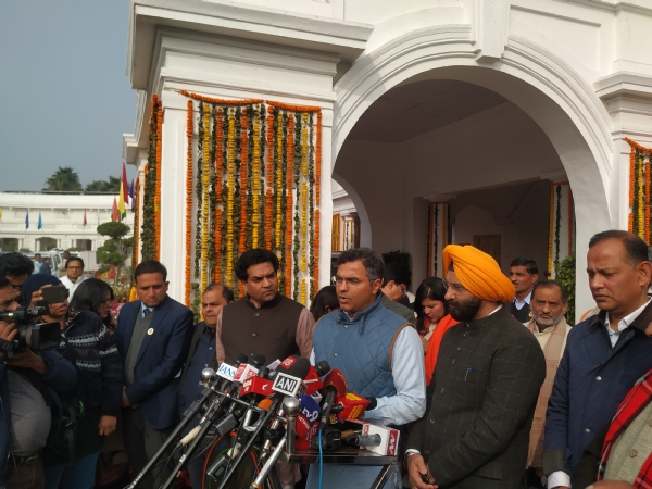 विधानसभा परिसर में पत्रकारों को संबोधित करते कैबिनेट मंत्री प्रवेश साहिब सिंह और मनजिंदर सिंह सिरसा