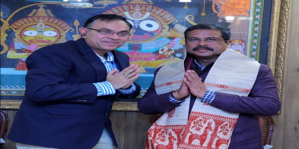 কেন্দ্ৰীয় শিক্ষামন্ত্ৰী ধৰ্মেন্দ্ৰ প্ৰধানৰ সৈতে সুমন চক্ৰৱৰ্তীৰ সাক্ষাৎ,আই আই টি খড়গপুৰৰ অগ্ৰগতিৰ প্ৰতিবেদন দাখিল