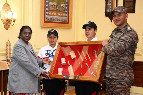 अरुणाचल प्रदेश से आए छात्र गुरुवार को राष्ट्रपति द्रोपदी मुर्मु को स्मृति-चिह्न भेंट करते हुए