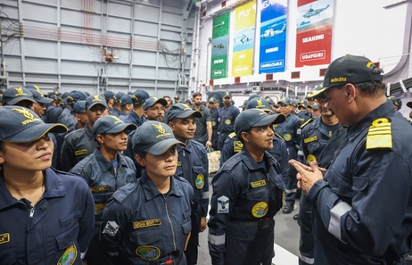 नौसैनिकों को संबोधित करते हुए